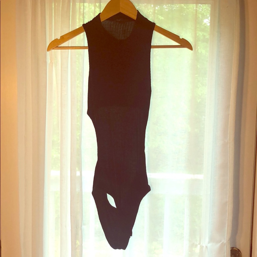 Backless one piece tank